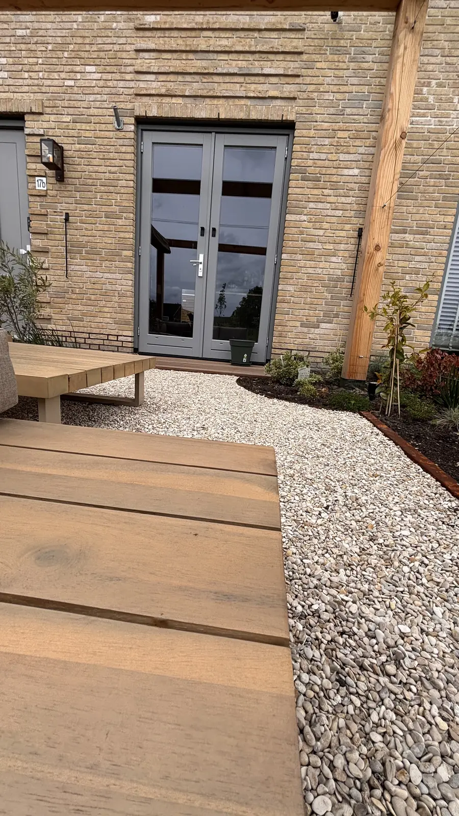 Hardhouten pad langs de bergingen naar achter in de tuin