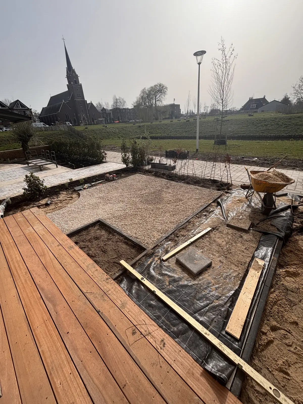 De hardhouten vlonder ligt, de rest is nog zand