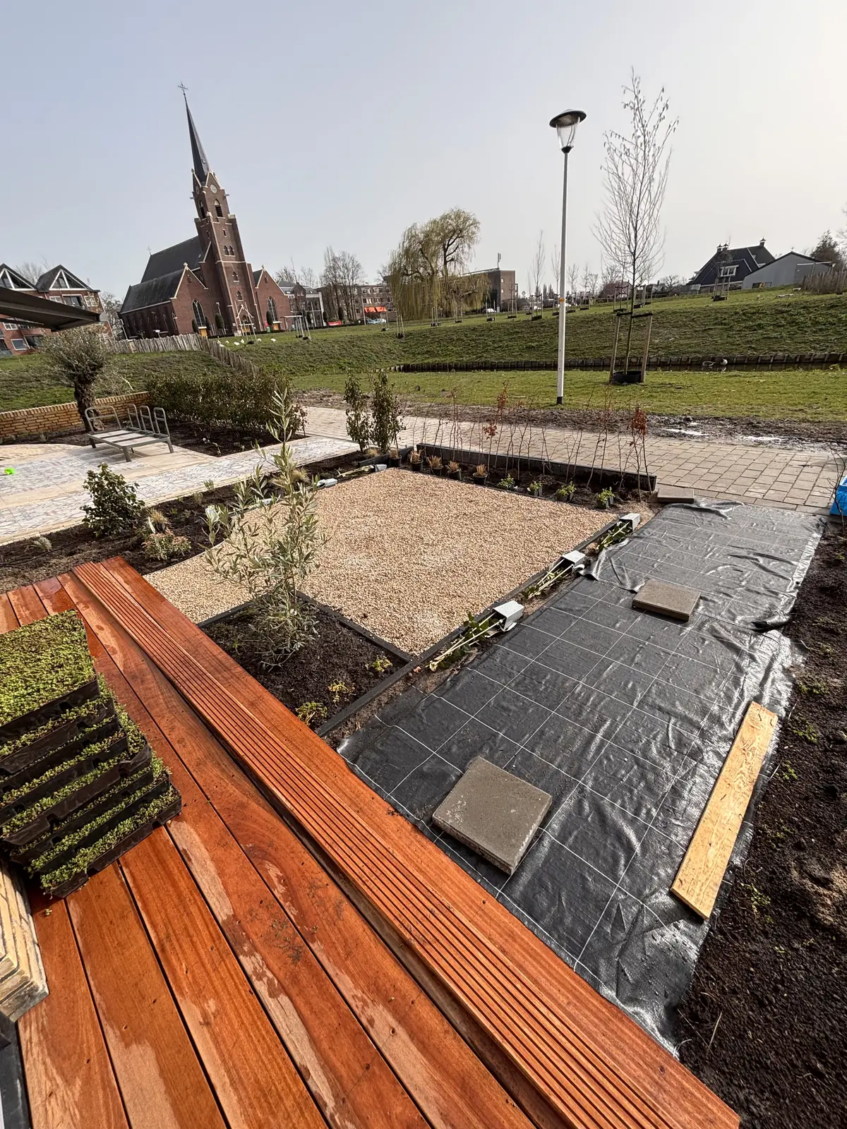 Overzicht tijdens de aanleg, met de vlonder en het worteldoek