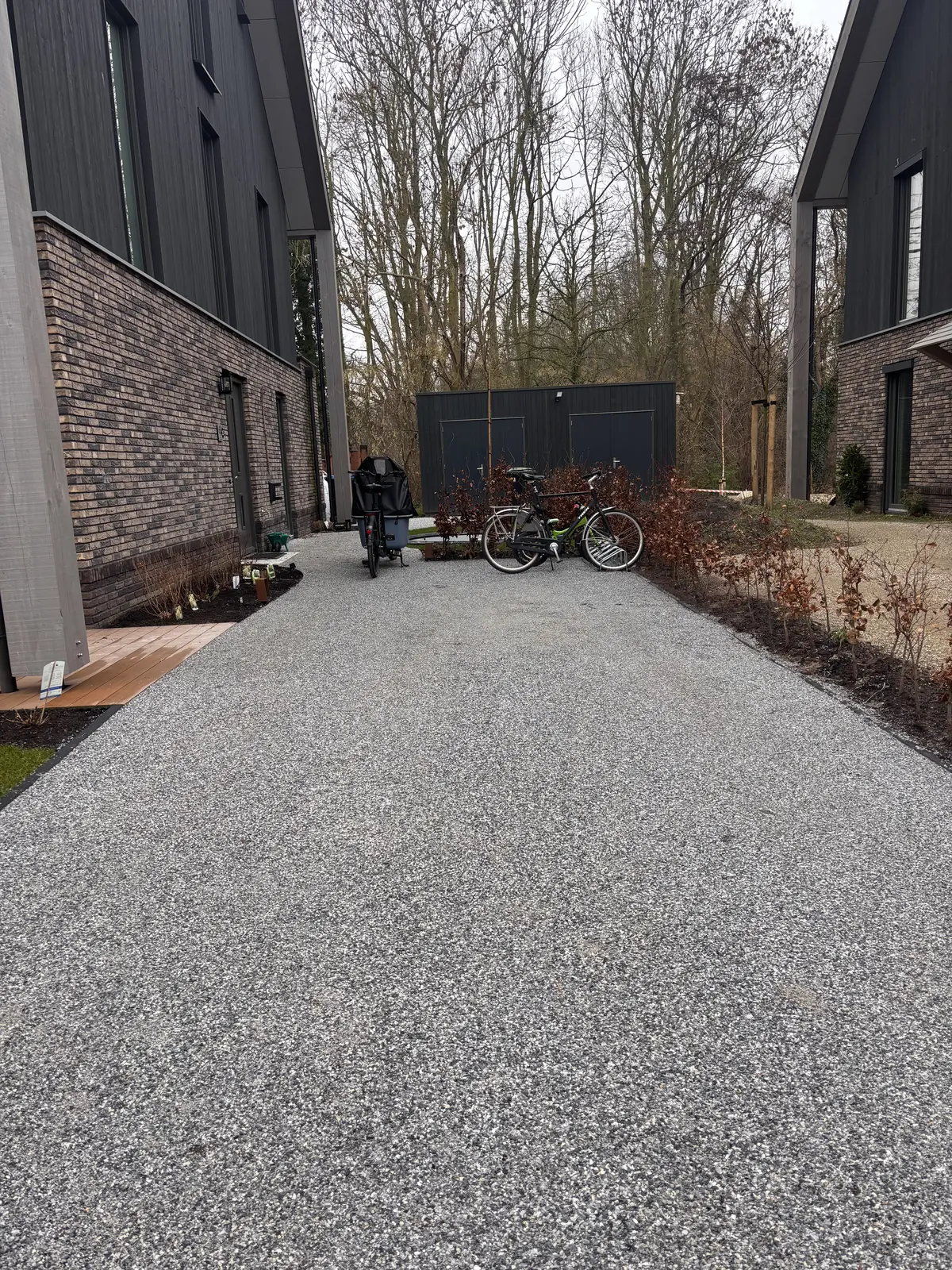 Breed grindpad tussen twee nieuwbouwwoningen