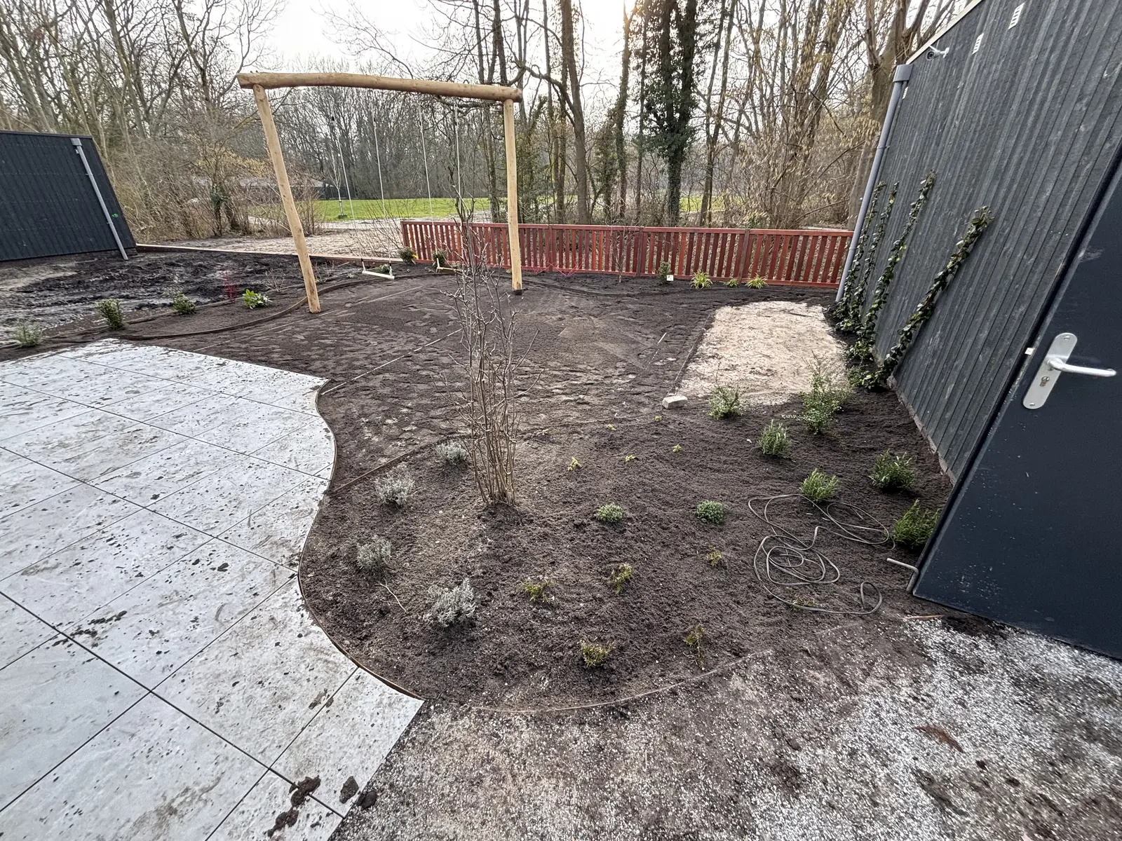 Houten paal in het gazon tijdens het uitzetten