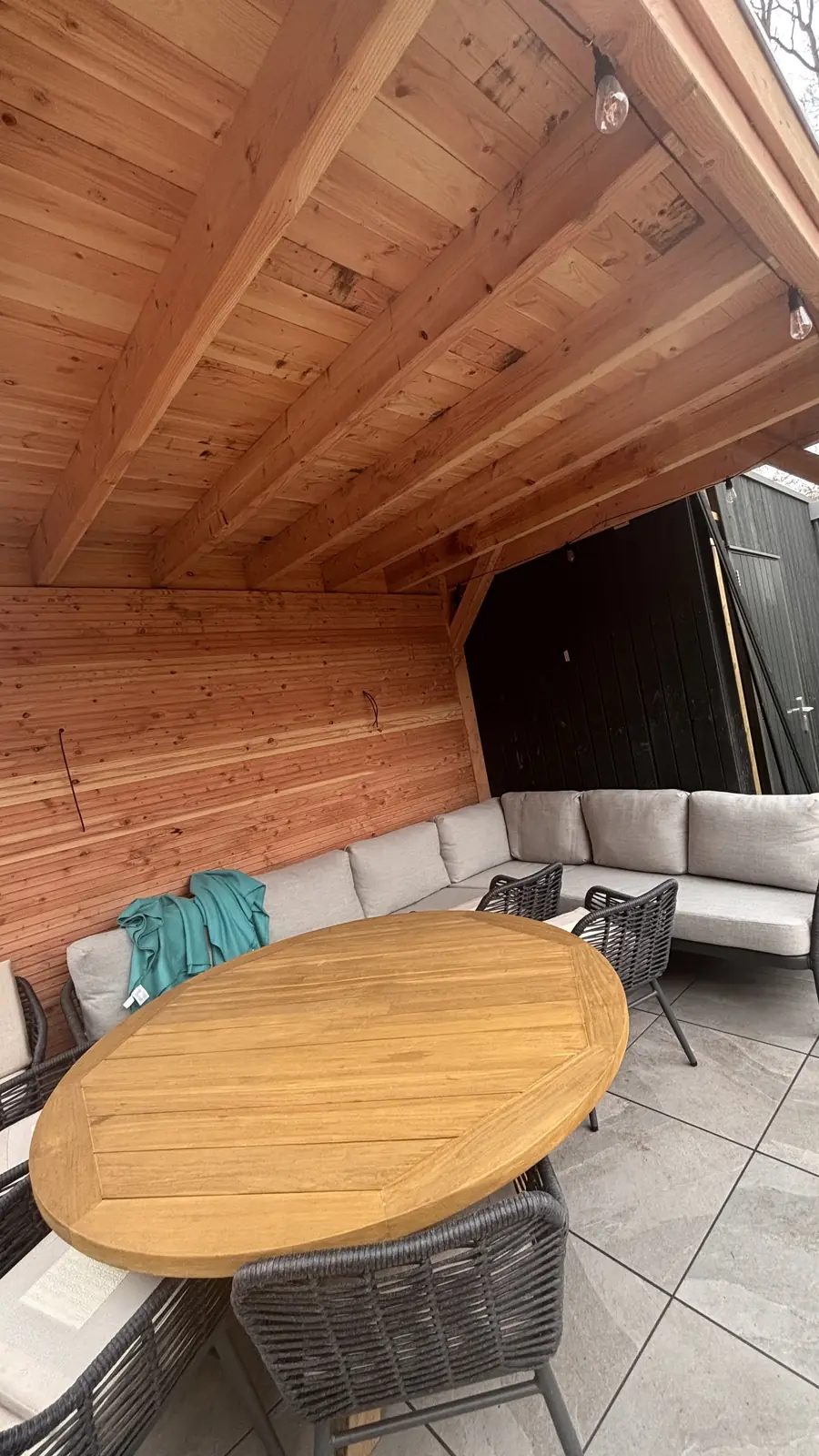 Gazon met ingegraven trampoline achter de woning