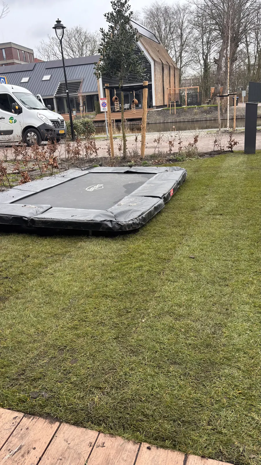 Zithoek onder de overkapping, gezien vanaf de eettafel