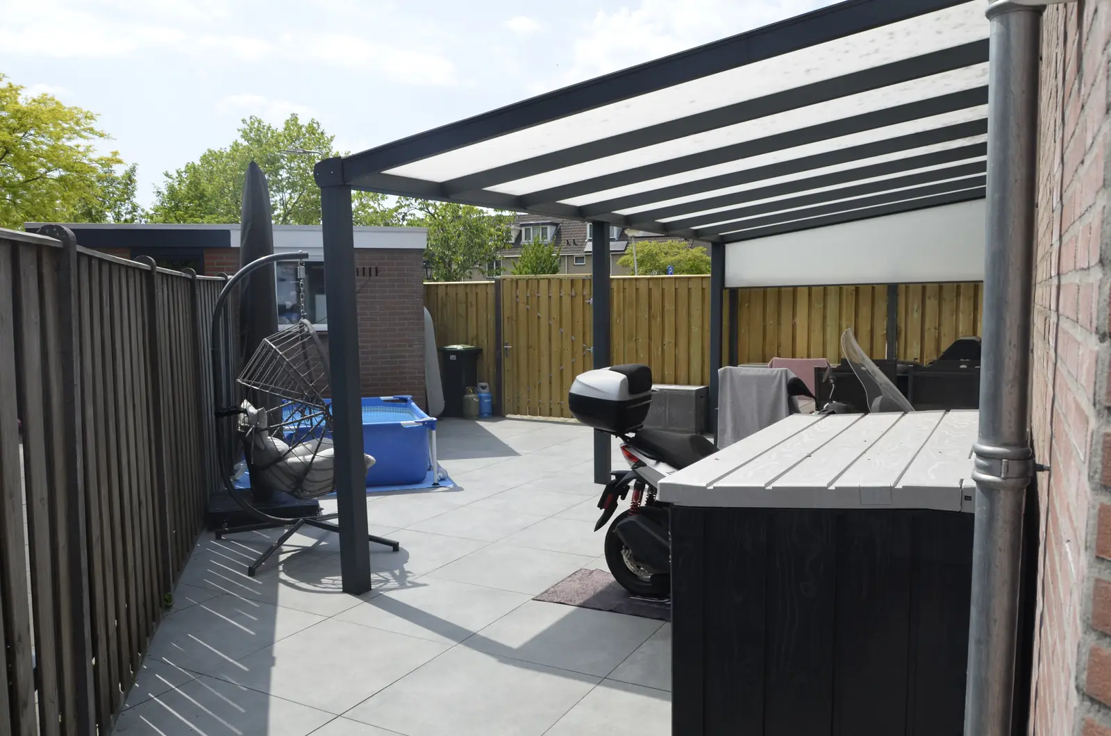 Vers gezaagde douglas balken klaar voor montage
