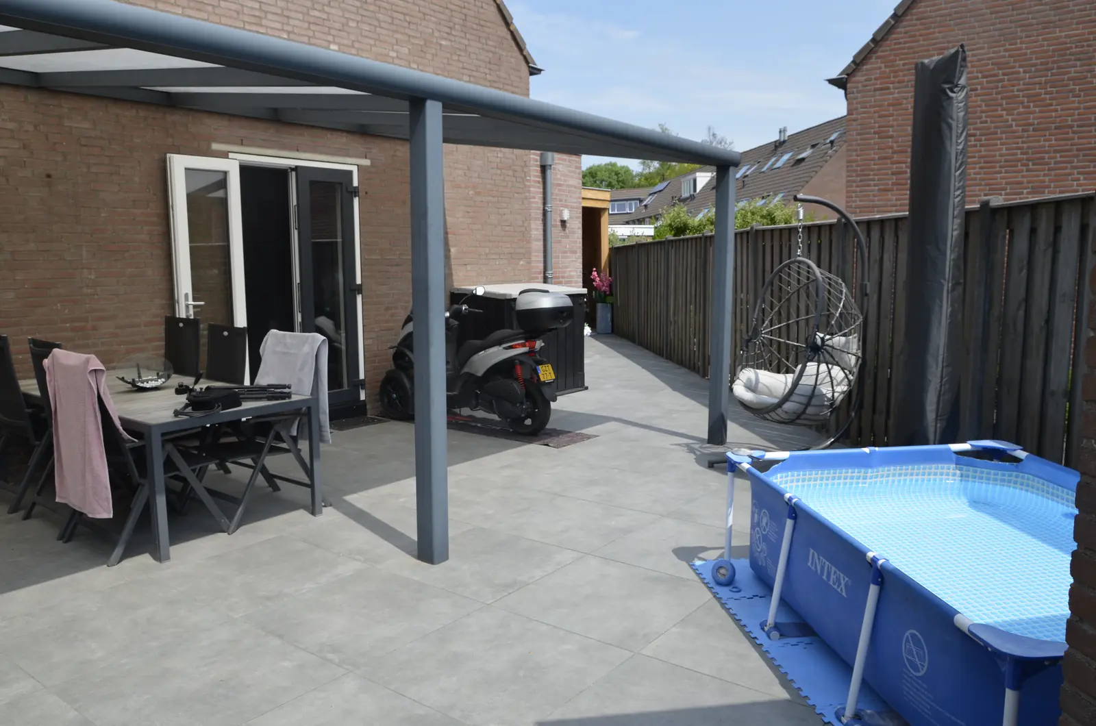 De nieuwe poort in de schutting, open naar het terras