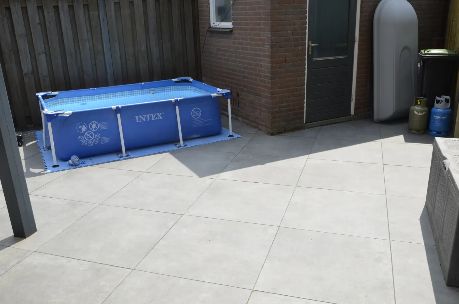Bovenrand van de nieuwe houten schutting tegen de lucht