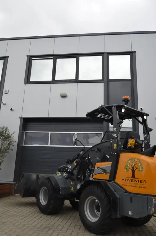 Onze shovel met knikbesturing voor de bedrijfsgarage