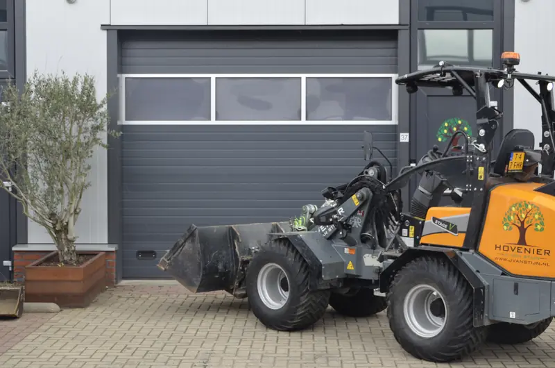 De shovel met bak voor de garagedeur van ons pand in Pijnacker