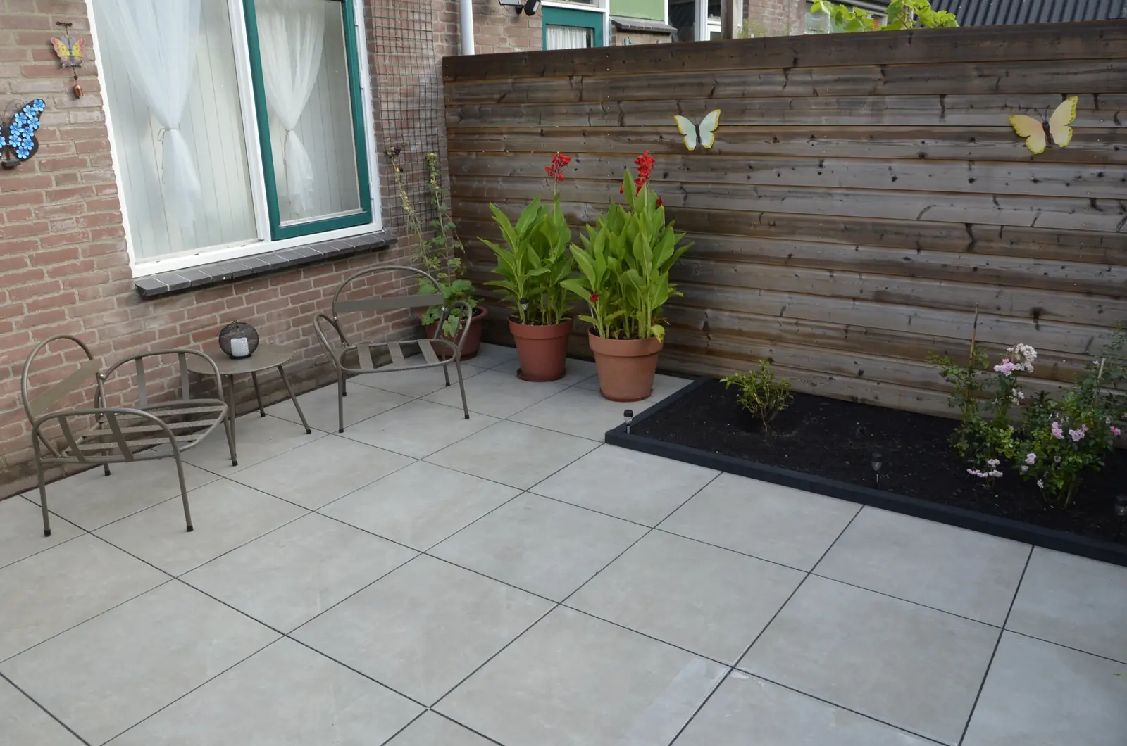 Zithoekje op het terras naast de border
