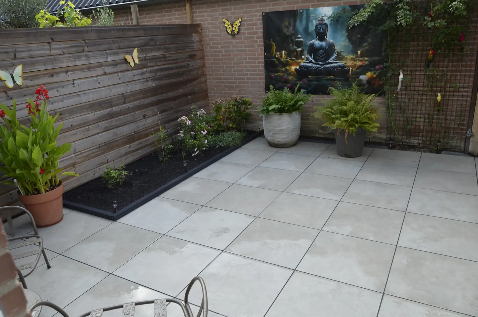 De stadstuin met tuinposter, potten en de smalle border