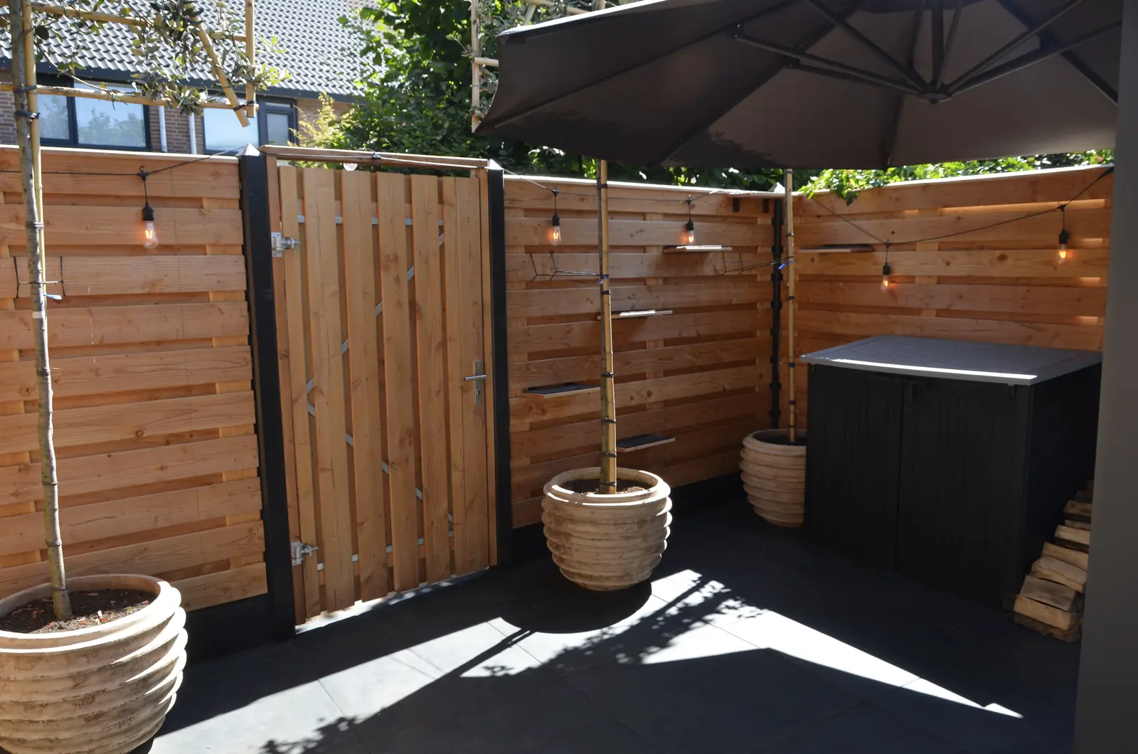 Boomstamtafel en houten wand met lichtsnoer