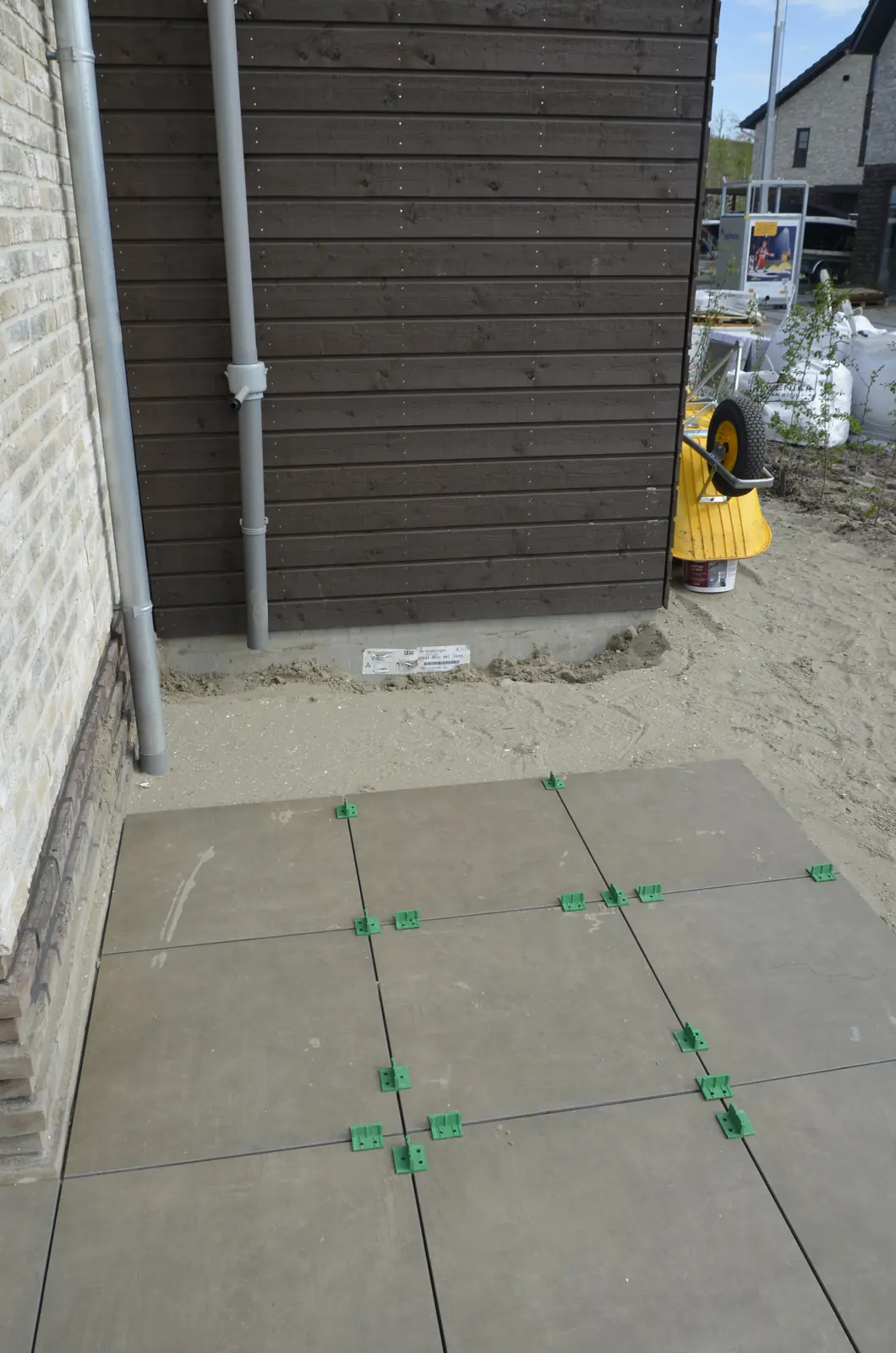 Uitgezette terrastegels met afstandhouders ertussen